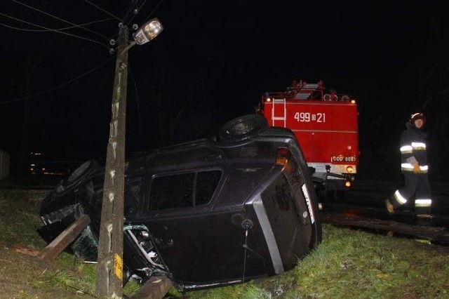 Kierowca golfa na prostym odcinku jezdni wypadł z drogi, dachował i wpadł do rowu i uderzył w słup.