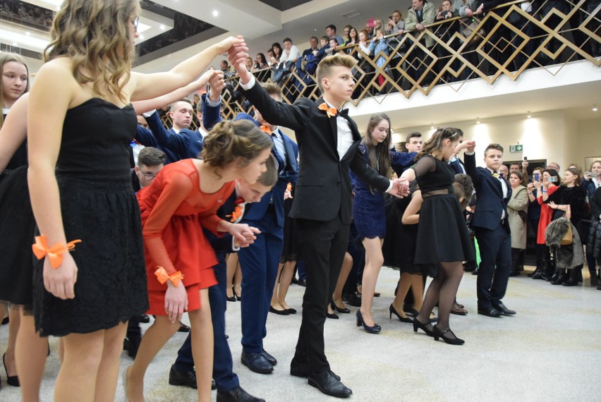 Bal gimnazjalny i ósmoklasisty na pożegnanie szkoły. Uczniowie SP 18 zatańczyli poloneza (ZDJĘCIA, WIDEO)
