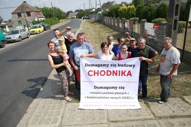 Mieszkańcy Żerkowic boją się, że brak chodnika w końcu doprowadzi do tragedii. - Przecież tędy dzieci jeżdżą na rowerach do szkoły - mówią. Na razie wywiesili baner, ale nie wykluczają też blokady.