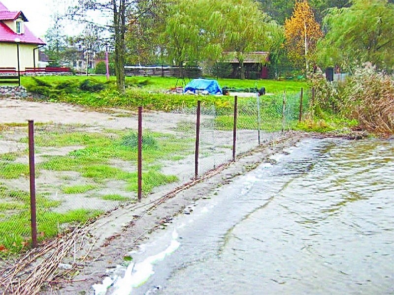 Fragment ogrodzenia na linii brzegu jeziora Luterskiego w...