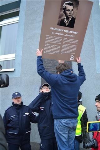 Częstochowa: Poseł Jaskóła przepychał się z policją, która broniła tablicy z sierpem i młotem