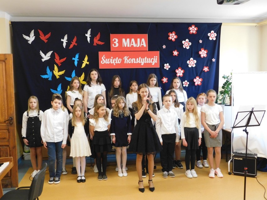 Uczniowie włoszczowskiej Jedynki z kolegami z Ukrainy śpiewali pieśni patriotyczne. Zobacz zdjęcia i wideo