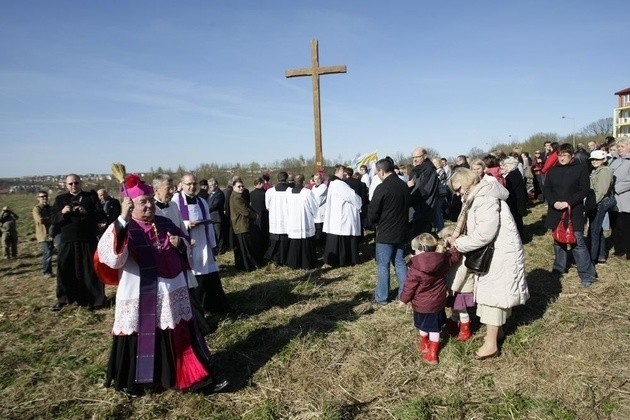 Krzyż na działce, na której stanie nowy kościół, poświęcił arcybiskup Sławoj Leszek Głódź. To właśnie metropolita gdański jest pomysłodawcą utworzenia nowej parafii i budowy świątyni pod wezwaniem błogosławionego Jana Pawła II