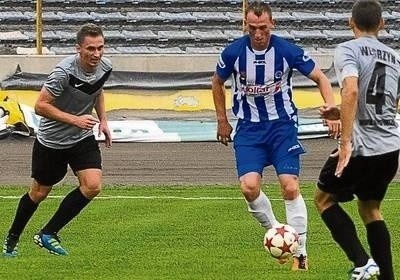 Pomocnik "Jaskółek" Łukasz Kazik (z lewej) od początku sezonu jest jednym z wyróżniających się graczy Fot. Piotr Góryjowski