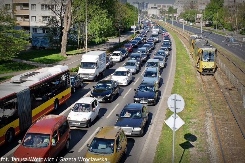 Wrocław: Legnicka zakorkowana od pl. Strzegomskiego (ZDJĘCIA)