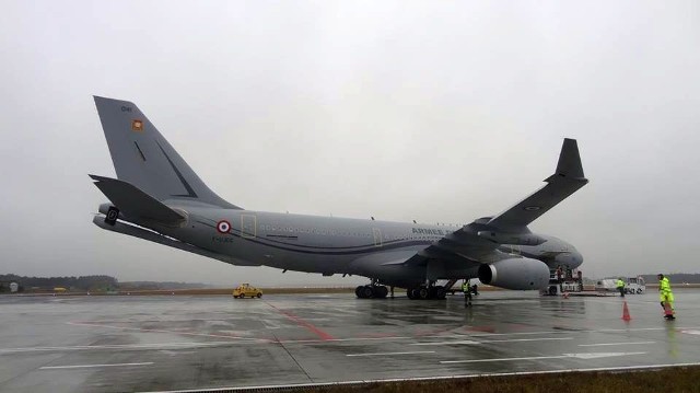 W miniony piątek do Bydgoszczy przyleciały dwa potężne airbusy, należące do Francuskich Sił Powietrznych. To A310 oraz Airbus A330-MRTT Phenix. Ta druga maszyna to jeden z większych samolotów, jakie kiedykolwiek lądowały w Porcie Lotniczym Bydgoszcz - czytamy na Facebookowym profilu Portu Lotniczego Bydgoszcz. Port Lotniczy Bydgoszcz prowadzi konkurs, w którym można wygrać atrakcyjne gadżety. Więcej o konkursie na kolejnych slajdach galerii >>>Więcej zdjęć, informacji z Portu Lotniczego Bydgoszcz na kolejnych slajdach galerii >>>