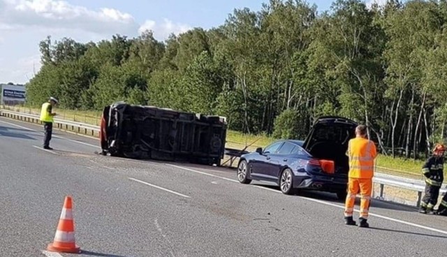 Ze wstępnych ustaleń wynika, że na początek dostawczak uderzył w barierki i dachował. Na jezdni znalazło się wiele elementów tego pojazdu i w związku z tym zderzyły się trzy inne auta. Jedno z nich dachowało.