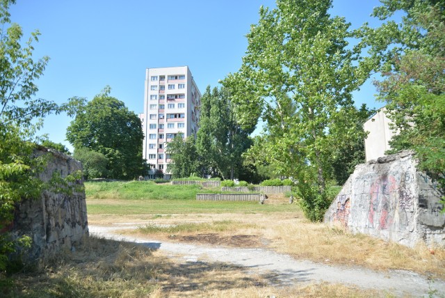 Plac Singera z pozostałościami postumentu-parawanu rozebranego pomnika