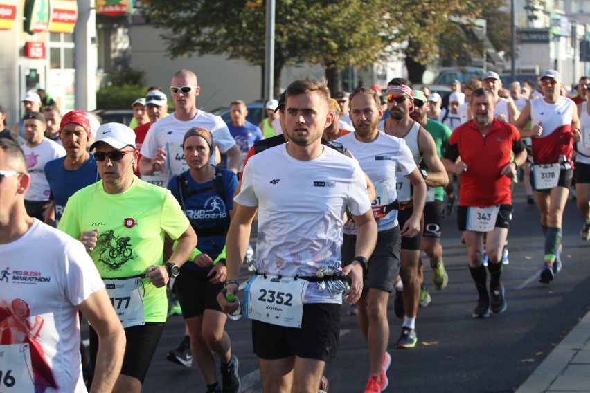 Zdjęcia z maratonu w Poznaniu 2018 - biegacze na pierwszym...