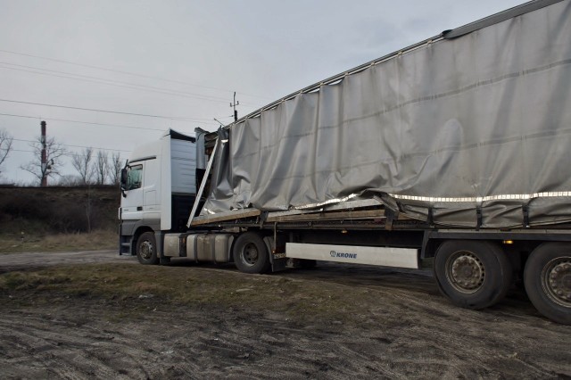 Kierowca TIR-a nie zmieścił się pod wiaduktem przy ul. Grunwaldzkiej w Słupsku. To kolejna tak sytuacja w tym miejscu. Zniszczeniu uległa naczepa.