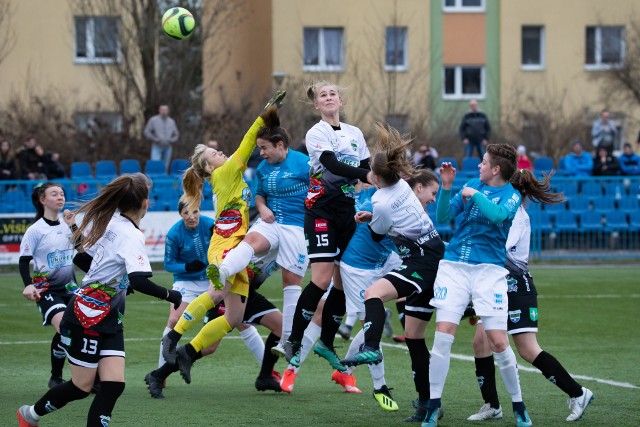 W I-ligowych derbach kobiet w niedzielne popołudnie na Słowiańskiej Kobiecy Klub Piłkarski Bydgoszcz po raz drugi w tym sezonie okazał się lepszy od ekipy z Górzna (jesienią było 2:0).Zwycięstwem 2:1 podopieczne Adama Górala "odbiły" pozycję lidera grupy północnej od Stomilanek Olsztyn, które już w piątek wygrały 4:1 z UKS SMS II Łódź.KKP Bydgoszcz - Unifreeze Górzno 2:1 (0:1). Bramki: Weronika Andrzejewska (52 - w zamieszaniu), Edyta Sobczyk (75 - dobitka uderzenia z rzutu wolnego Moniki Kaźmierczak) - Agata Bała (16-wolny).ZOBACZ ZDJĘCIA Z MECZU NA SŁOWIAŃSKIEJ >>>>>>