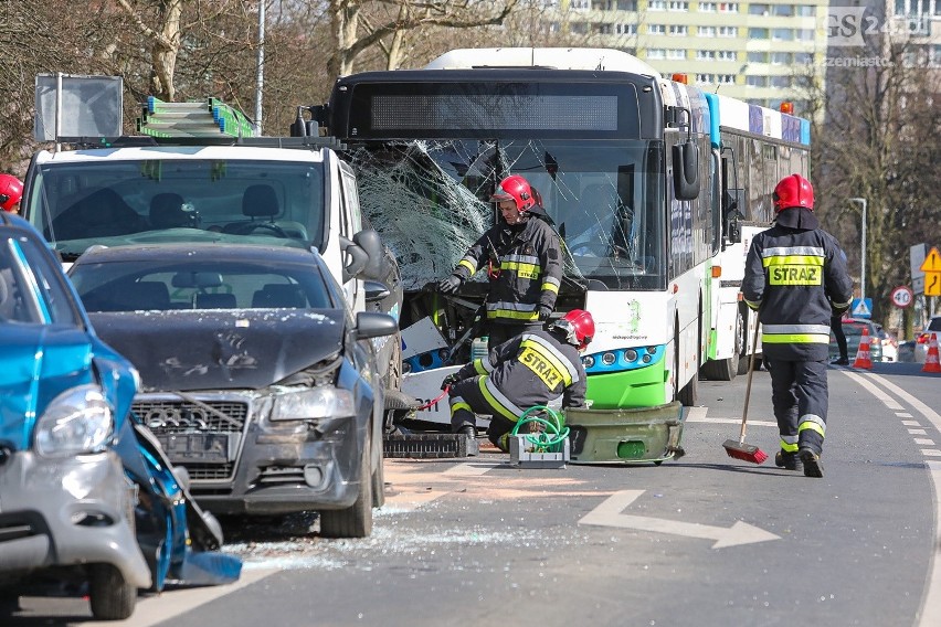 Karambol na Witkiewicza w Szczecinie. W wypadku wzięło udział sześć pojazdów - 25.03.2020