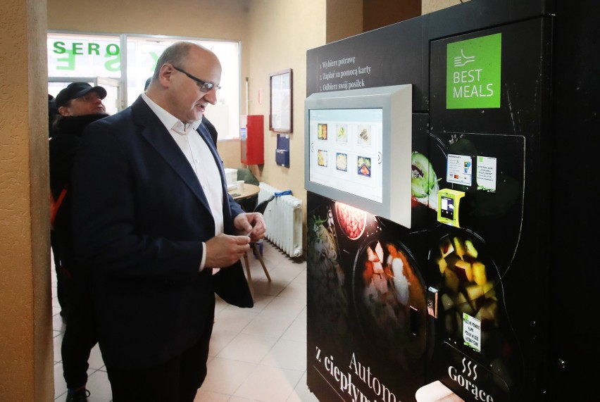 Szybki posiłek dla studentów! Politechnika Morska ma pierwszy automat z gotowymi obiadami [ZDJĘCIA]