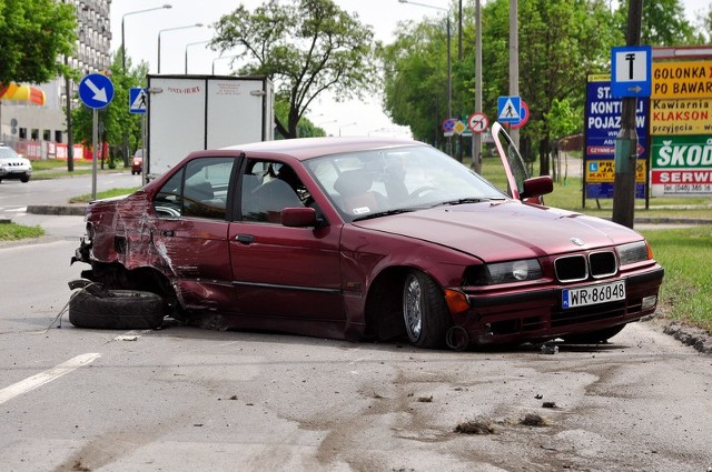 Kierowca auta stracił panowanie nad kierownicą i uderzył w przydrożną latarnię.