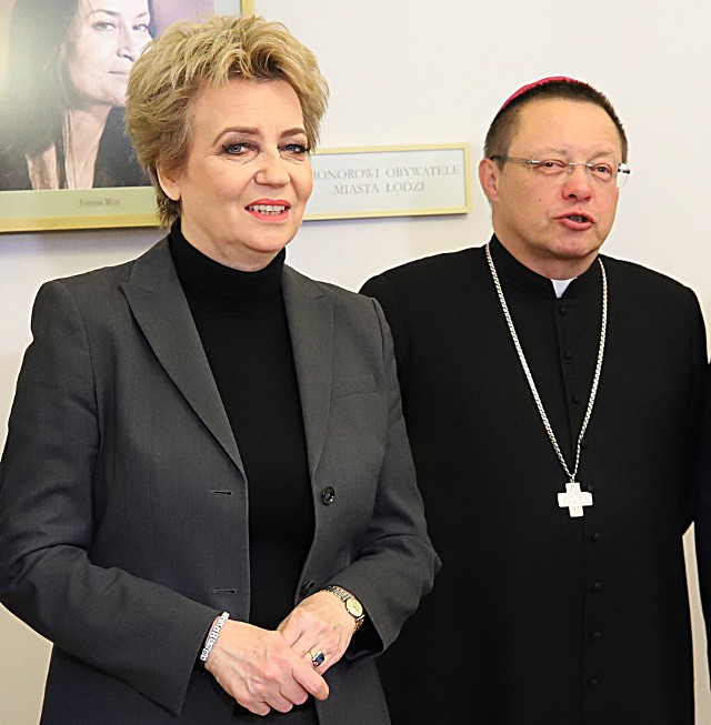 Hanna Zdanowska jest w dobrych stosunkach z arcybiskupem Grzegorzem Rysiem. Ale w pracach zespołu który ma stworzyć plan walki z dyskryminacją m.in. osób wierzących, Kościoła katolickiego nie ma