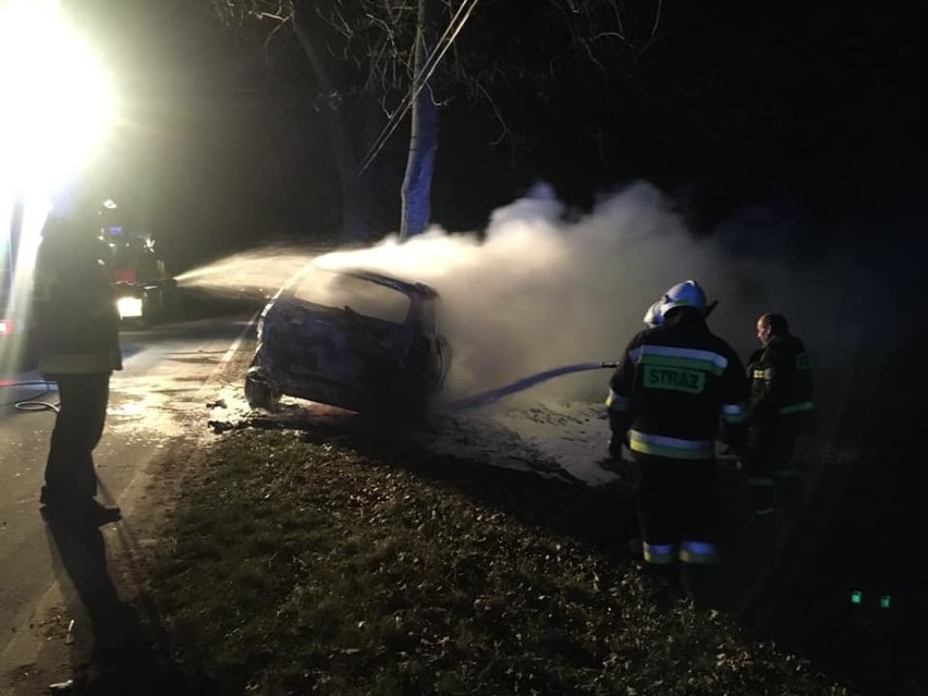 Gmina Słomniki. W sylwestrową noc samochód uderzył w drzewo i stanął w płomieniach