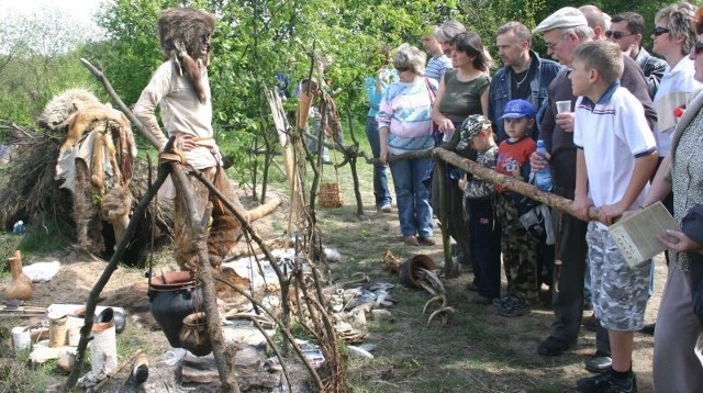 Podczas pikników archeologicznych Rydno, Marek Poznański pokazuje życie dawnych ludzi i sprzęty, jakimi się posługiwali.