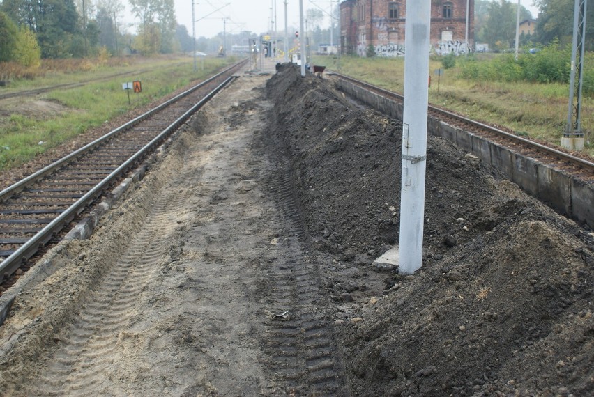 Trwa remont peronu na stacji kolejowej w centrum Dąbrowy...