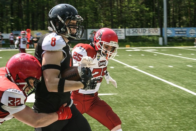 Zielonogórska Wataha przegrała w ekstraklasie futbolu amerykańskiego z zespołem Towers Opole 38:41.Goście po pierwszej kwarcie wygrywali 6:0, potem zielonogórzanie ich doszli i objęli prowadzenie.  Wydawało się, że sukces mają na wyciągnięcie ręki bo na niecałą minutę przed końcem wygrywali  38:34. Gospodarze stracili jednak niespodziewanie  piłkę i rywale zdobyli decydujące punkty. Ta porażka dała opolanom awans do play off. Zielonogórzanie już nie mają na to szans. Przed nimi jeszcze jeden mecz w Krakowie z zespołem Kings.WIDEO: Tylko w Lewo:  Fulubaz Zielona Góra - Unia Leszno