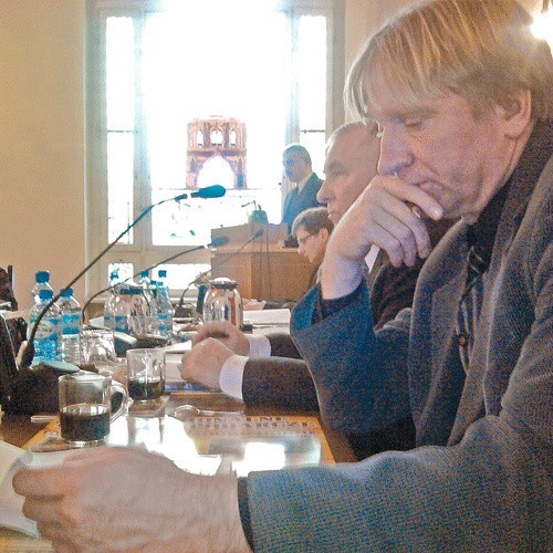Radni wsłuchują się w przedstawiane przez Janusza Turnika poprawki do budżetu.