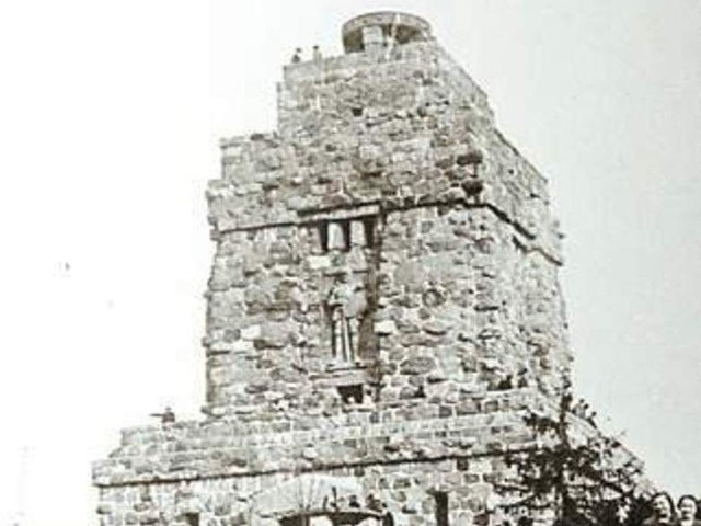 Wieża Bismarcka - widać taras widokowy i misę znicza na szczycie