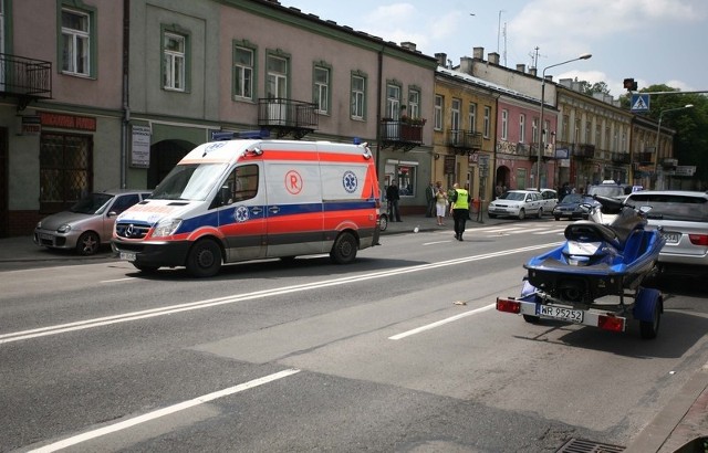 Kobieta z obrażeniami ciała została przewieziona do szpitala. Okoliczności wypadku przy ulicy Słowackiego bada policja.