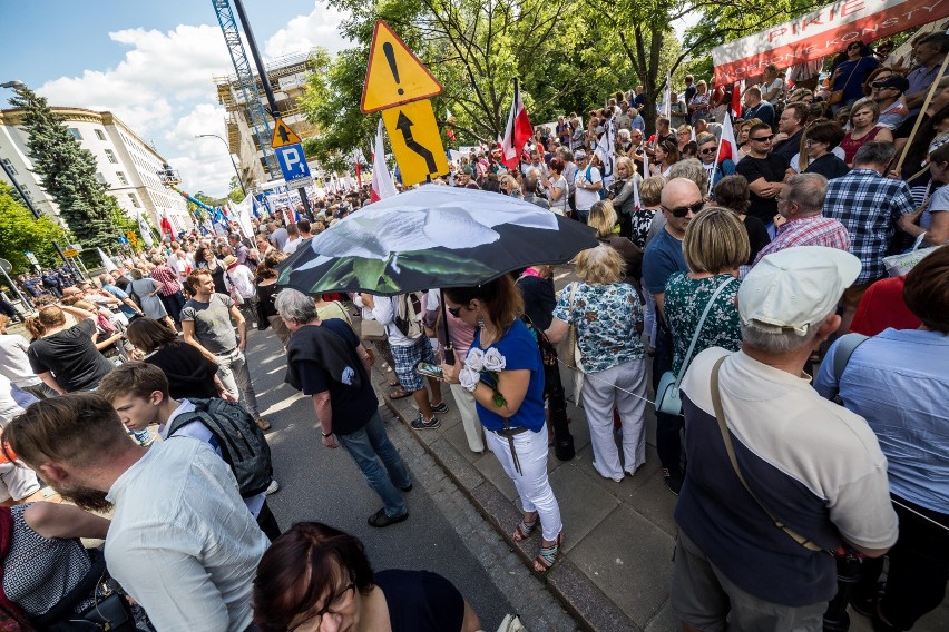 Protest przed Sejmem ws. zmian w sądownictwie [ZDJĘCIA] Demonstracja KOD i Obywateli RP w Warszawie