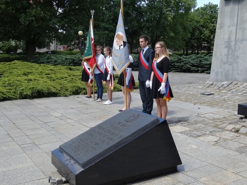 Uczniowie pełnią wartę przed poznańskimi Krzyżami