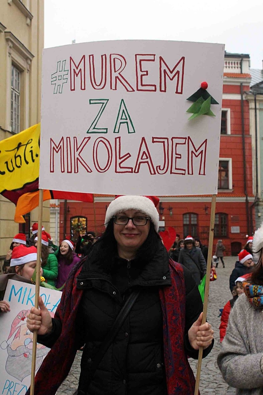 Parada Mikołajów w Lublinie. Mieszkańcy śpiewali z Mikołajem (ZDJĘCIA)