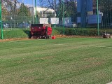 Dobiegają końca prace przy wymianie murawy syntetycznej na bocznym boisku przy Suzuki Arenie. Będzie wypełnienie z naturalnego korka