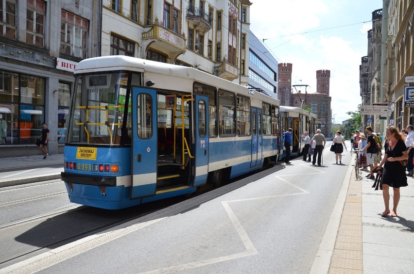 Wrocław: Zepsuty tramwaj i autobus zablokowały ulicę Krupniczą (ZDJĘCIA)