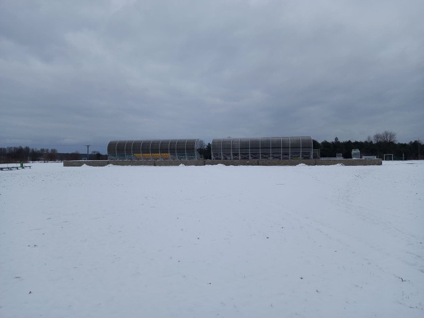 Trybuny stadionu w Głowaczowie już gotowe. Jest też oświetlenie! (ZDJĘCIA) 