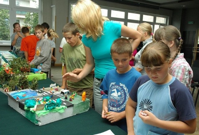 Prezentacja prac konkursowych "Bezpieczne Wakacje 2009&#8221; cieszyła się dużym zainteresowaniem ze strony dzieci i młodzieży.