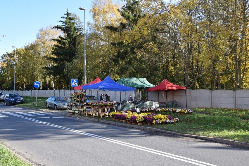 Bramy na cmentarze otwarte. Mieszkańcy Stargardu odwiedzają groby bliskich. ZDJĘCIA