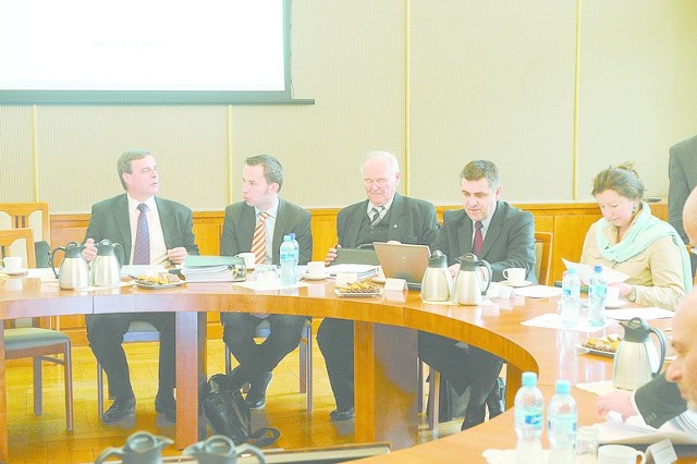 Podczas rozmów o strategii edukacyjnej mniejszość niemiecką reprezentowali m. in. (od prawej) Małgorzata Wysdak, Waldemar Gaida, Bruno Kosak, Rafał Bartek oraz Bernard Gaida.