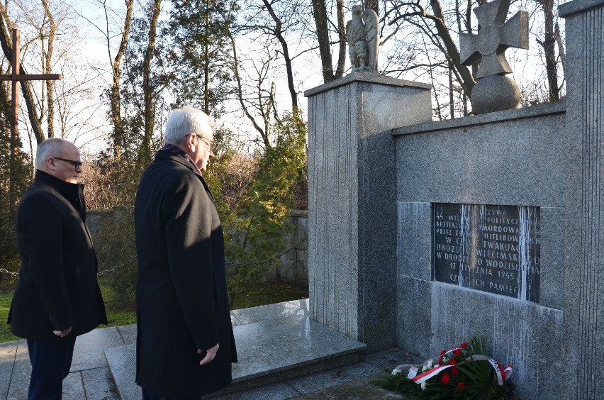 Powiat wodzisławski uczcił ofiary Marszu Śmierci. 78 lat temu Niemcy pognali wycieńczonych więźniów Auschwitz-Birkenau na Zachód. ZDJĘCIA