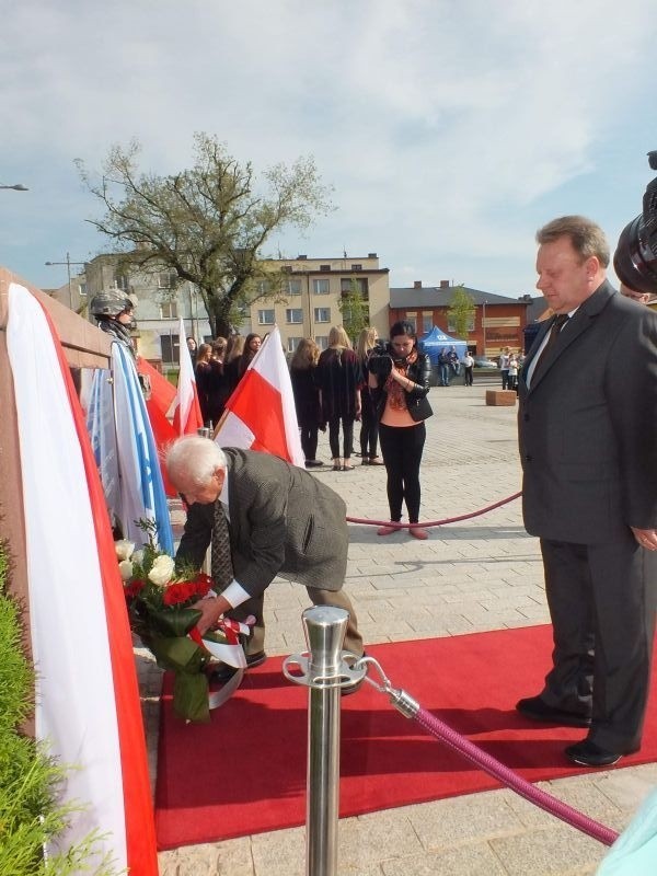 Kwiaty przed tablicą złożył Howard Chandler.