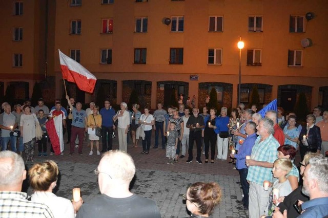 Niedzielny protest przed starachowickim sądem. 