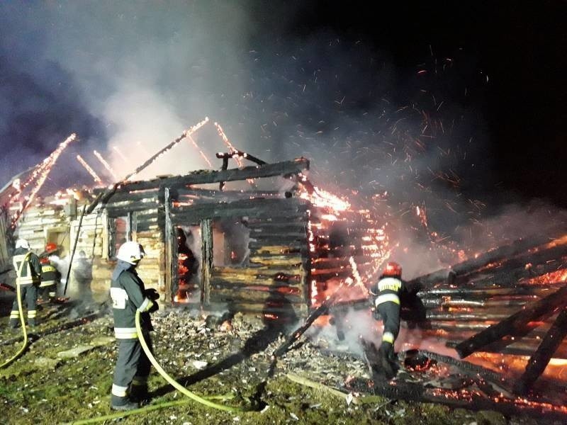 Popowice. Pożar drewnianego budynku. Strażacy trzy godziny walczyli z ogniem [ZDJĘCIA]