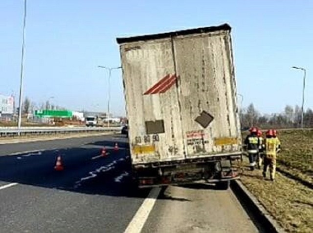 Ruda Śląska. Tir z meblami na DTŚ niebezpiecznie się przechylił