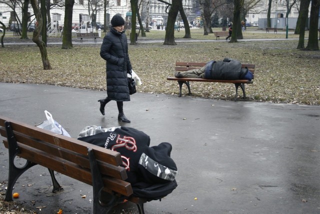 Jeśli widzimy osoby bezdomne, którym grozi wychłodzenie, powinniśmy zadzwonić na numer 112 lub 986