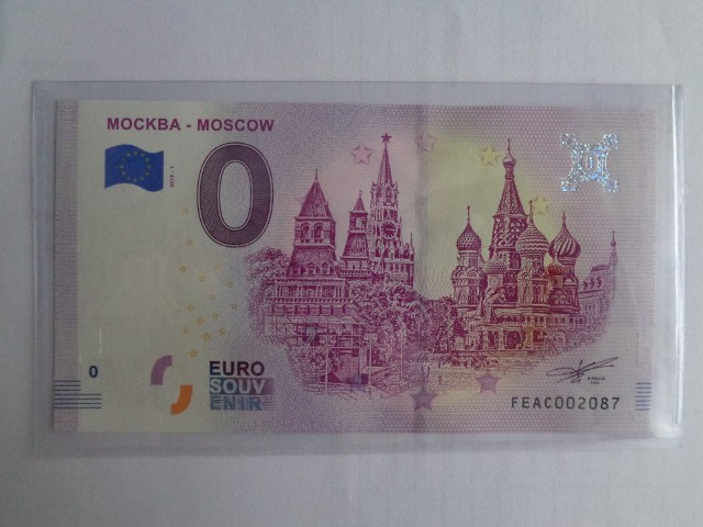 Spodobała się Państwu poprzednia galeria poświęcona banknotom polskim. Możecie ją zobaczyć pod tym linkiem.Na Waszą prośbę prezentujemy tym razem przykładowe banknoty z różnych części świata. Jest wśród nich m.in. jeden z pierwszych plastikowych banknotów świata.Galerię rozpoczynamy prezentacją dwóch przykładowych banknotów "0" euro. Są one publikowane w różnych częściach Europy, a nawet poza nią. Pierwsza emisja banknotu 0 euro miała miejsce we Francji w 2015 roku. Na zdjęciu banknot 0 euro z Moskwy.