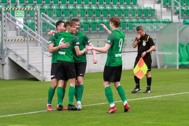 Piłkarze Stali Stalowa Wola zagrają w półfinale rozgrywek z Karpatami Krosno na wyjeździe. Mecz odbędzie się przy sztucznym oświetleniu