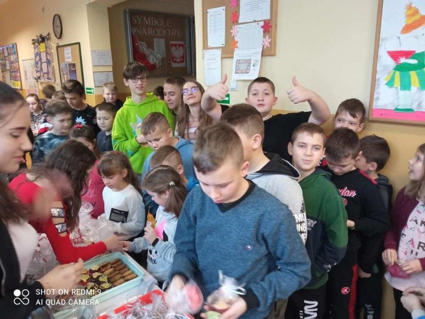Słodkości dla Igusi w szkole w Bilczy. Uczniowie i nauczyciele zorganizowali świąteczny kiermasz. Ile zebrano?  