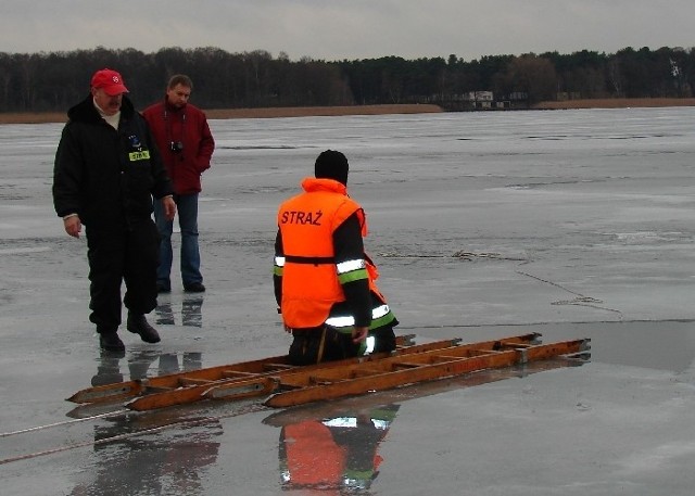 Ratownicy intensywnie ćwiczą, żeby nikogo nie zostawić na lodzie