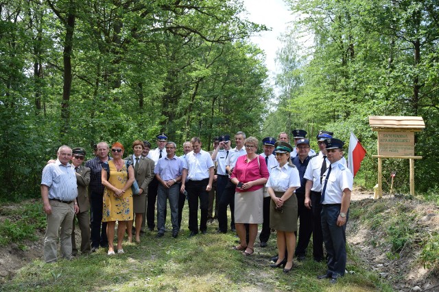 Przedstawiciele gmin z południowej Opolszczyzny posadzili dziś aleję lipową obok siedziby leśniczego w Kubicach koło Nysy.