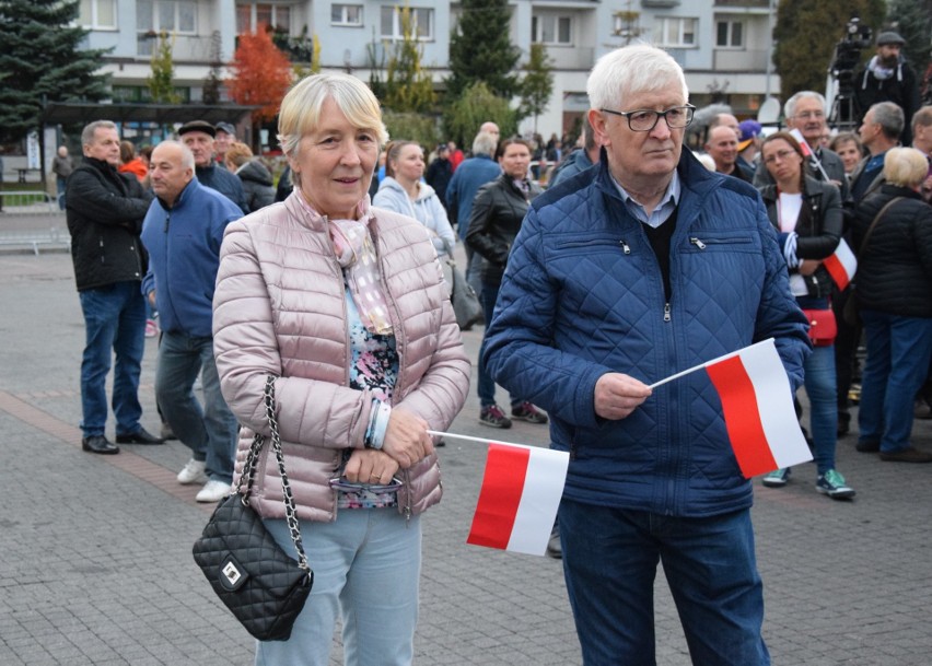 Andrzej Duda – skandowali sympatycy prezydenta RP w Oświęcimiu. Konstytucja – grzmiał KOD  