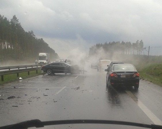 Kraksa na "trójce". Auto uderzyło w bariery energochłonne