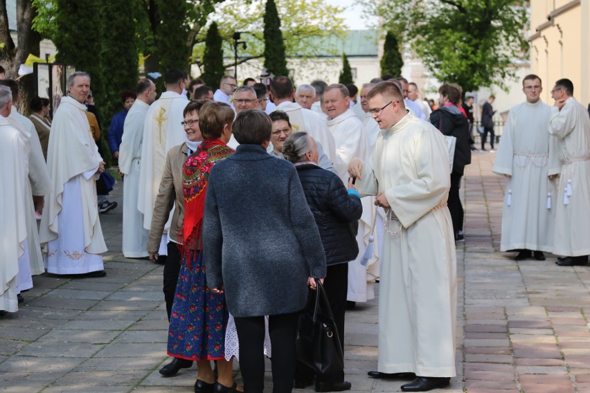 Szesnastu nowych diakonów w diecezji kieleckiej. W uroczystości wzięli udział trzej biskupi, kapłani i rodziny [AKTUALIZACJA,ZDJĘCIA, WIDEO]