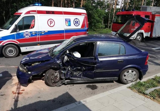 Ze wstępnych ustaleń policji wynika że kierowca Hyundaia 53 lata jadąc w kierunku Białegostoku zjechał na przeciwległy pas ruchu i zderzył się Oplem, kt&oacute;rym kierowała kobieta w wieku 71 lat - poinformował nas oficer z zespołu prasowego podlaskiej policji.Wg zeznań świadka całego zdarzenia. Za kierownicą opla siedział mężczyzna, a 71-letnia kobieta miała być pasażerką pojazdu.Taką wersję zdaje się r&oacute;wnież potwierdzać to co można zobaczyć na kr&oacute;tkim filmiku ukazującym jak świadkowie, pr&oacute;bują wydostać kierowcę uszkodzonego opla.if_id=1561197515210839&not;if_t=group_highlights;TUTAJ